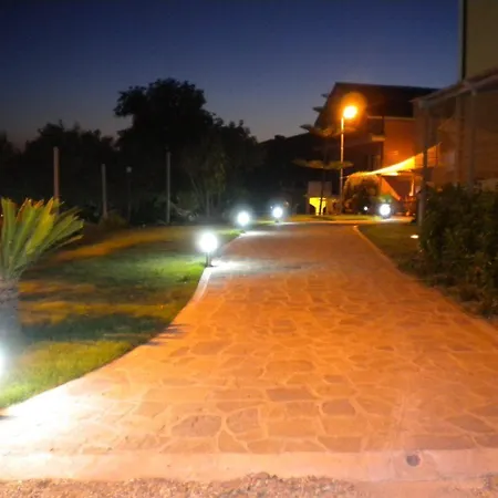 爱茉莉奇伦托公寓式酒店 4* Agnone Cilento